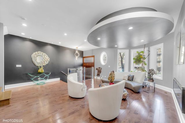 461 W Melrose Street, Chicago, IL 60657