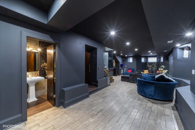 461 W Melrose Street, Chicago, IL 60657