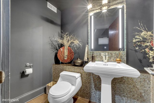 461 W Melrose Street, Chicago, IL 60657