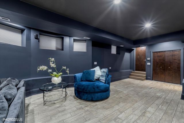 461 W Melrose Street, Chicago, IL 60657