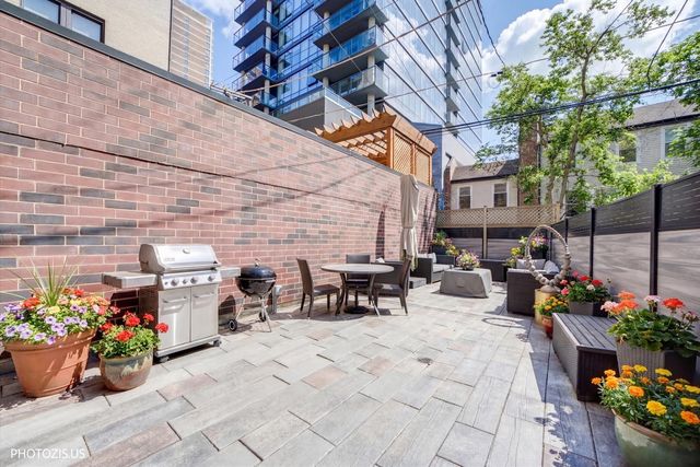 461 W Melrose Street, Chicago, IL 60657