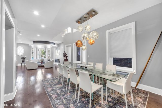 461 W Melrose Street, Chicago, IL 60657