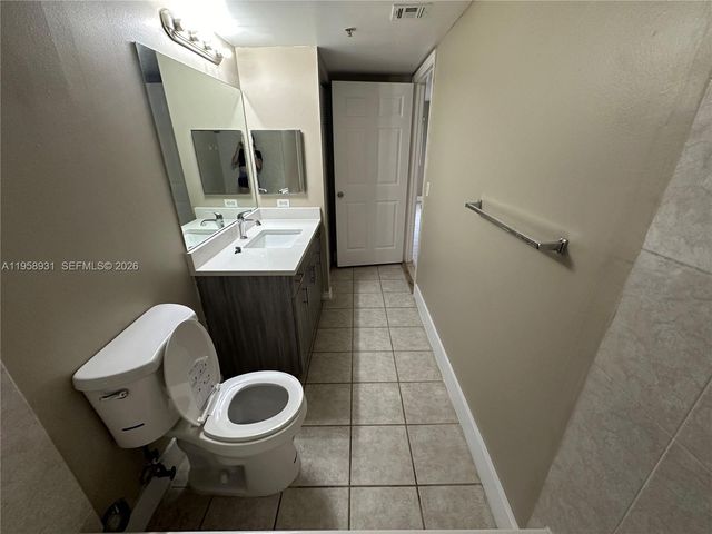 5005 Wiles Rd 104, Coconut Creek, FL 33073