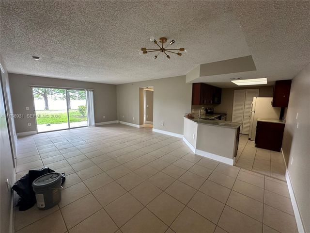 5005 Wiles Rd 104, Coconut Creek, FL 33073