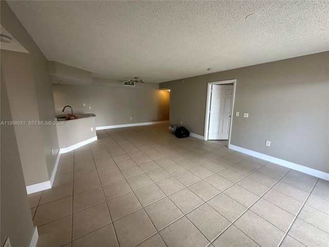 5005 Wiles Rd 104, Coconut Creek, FL 33073