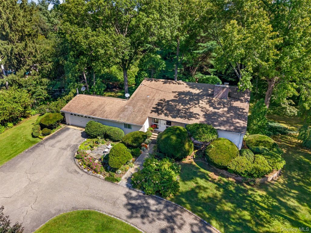 2495 Cedar Swamp Road, Glen Head, NY 11545 — photo 4