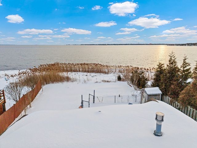 27 Bayview Ave, Fairhaven, MA 02719