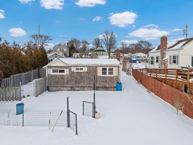 27 Bayview Ave, Fairhaven, MA 02719