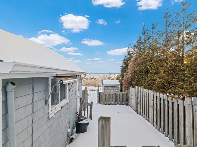 27 Bayview Ave, Fairhaven, MA 02719