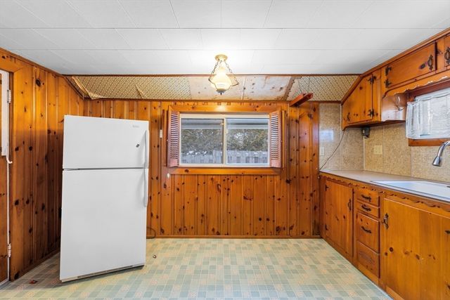 27 Bayview Ave, Fairhaven, MA 02719