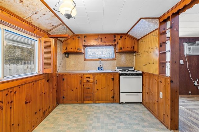 27 Bayview Ave, Fairhaven, MA 02719