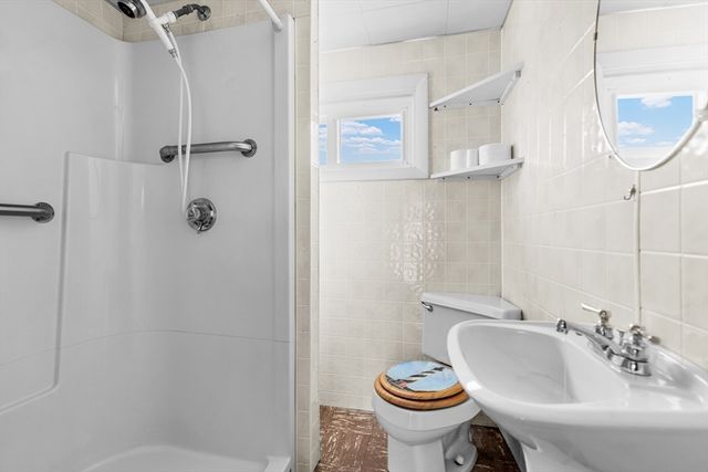 27 Bayview Ave, Fairhaven, MA 02719