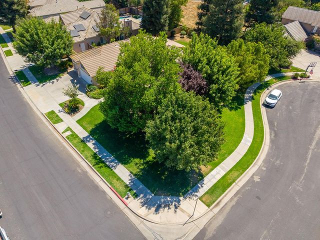 524 W Muncie, Clovis, CA 93619
