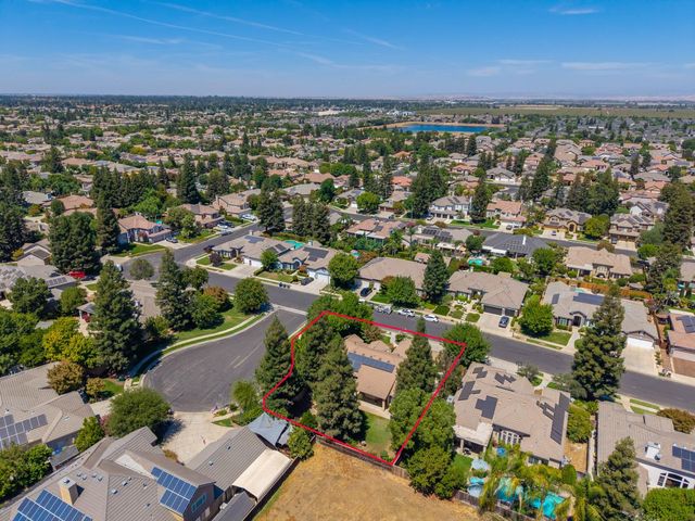 524 W Muncie, Clovis, CA 93619