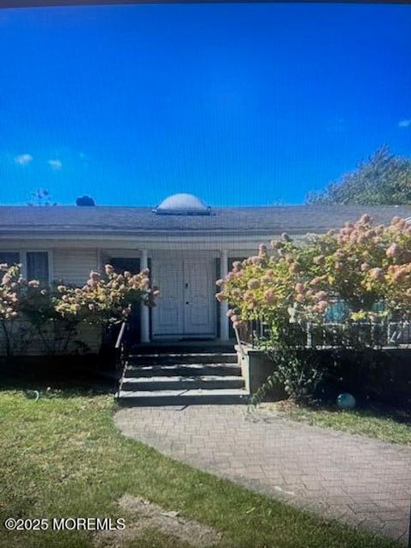 13 Ridge Road, West Long Branch, NJ 07764