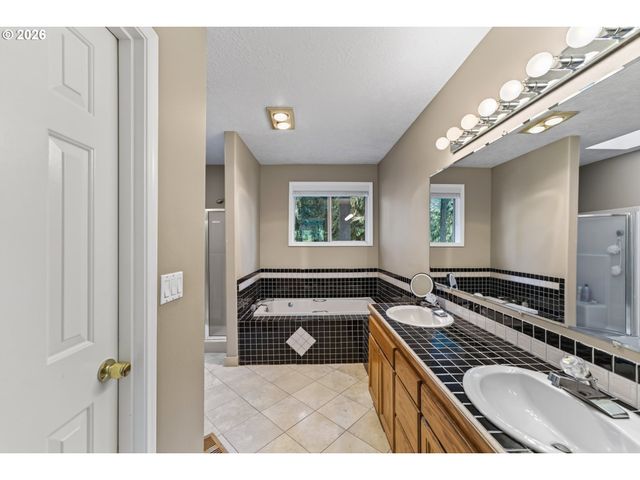 8670 Sw ROGUE Ln, Wilsonville, OR 97070
