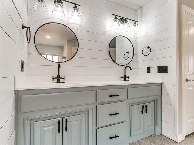 805 S Bouziden Drive, Moore, OK 73160