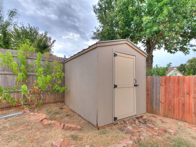 805 S Bouziden Drive, Moore, OK 73160