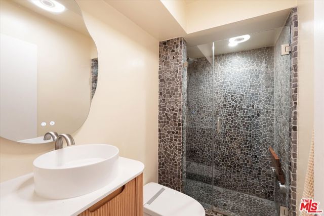 7270 Hillside Avenue 208, Los Angeles, CA 90046