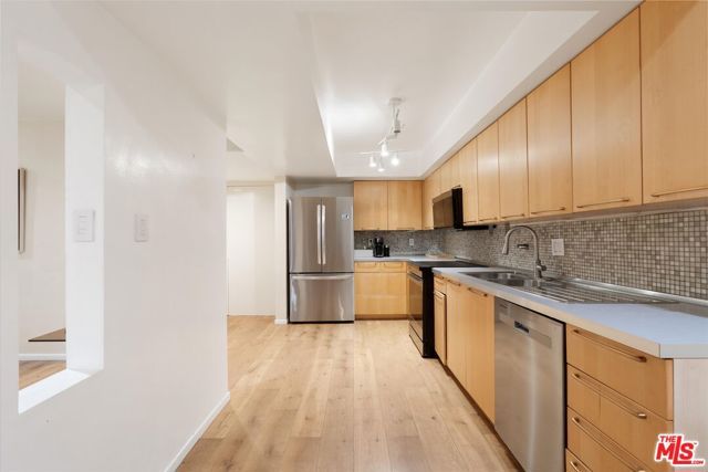 7270 Hillside Avenue 208, Los Angeles, CA 90046