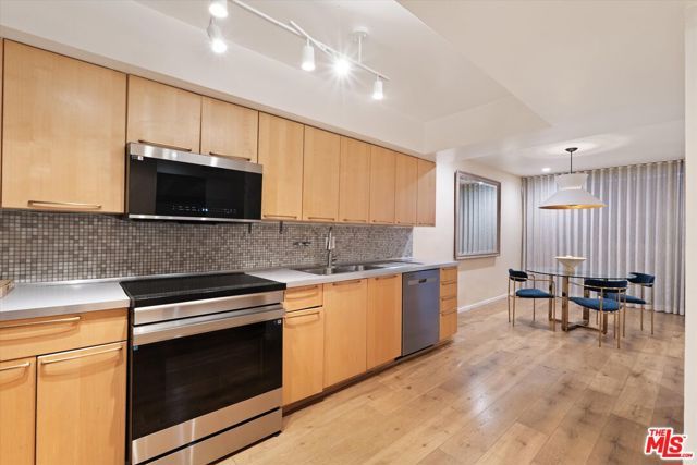 7270 Hillside Avenue 208, Los Angeles, CA 90046