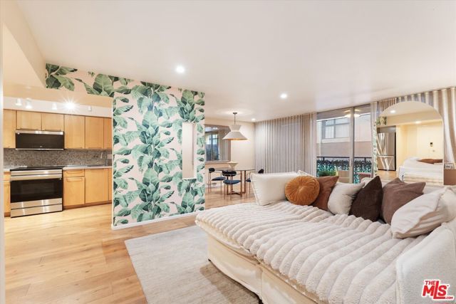7270 Hillside Avenue 208, Los Angeles, CA 90046