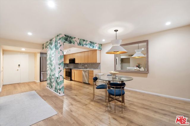 7270 Hillside Avenue 208, Los Angeles, CA 90046