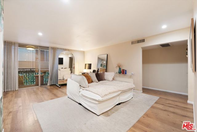 7270 Hillside Avenue 208, Los Angeles, CA 90046