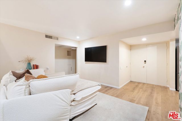 7270 Hillside Avenue 208, Los Angeles, CA 90046
