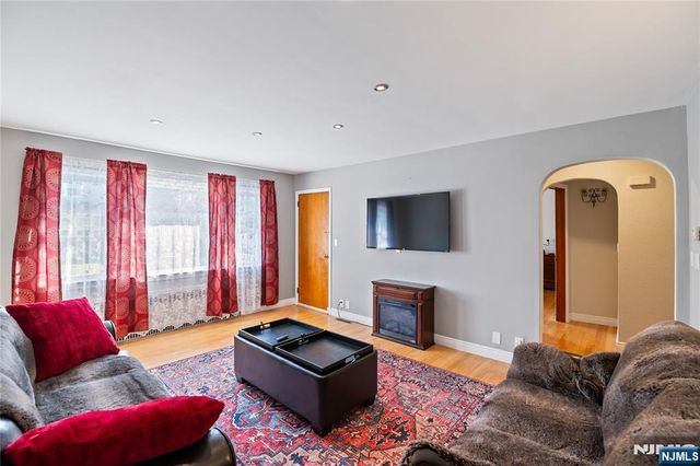 17 Kossuth Street, Wallington, NJ 07057