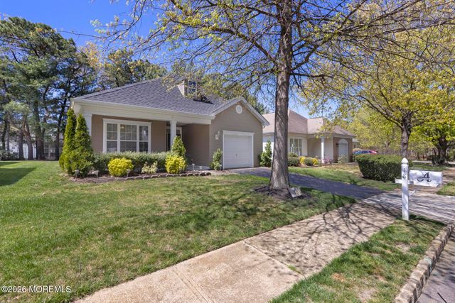 18 Amberwinds Court, Lakewood, NJ 08701