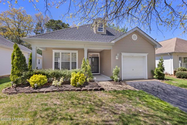 18 Amberwinds Court, Lakewood, NJ 08701