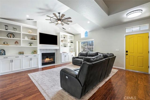 1977 Goshen Avenue, Clovis, CA 93611