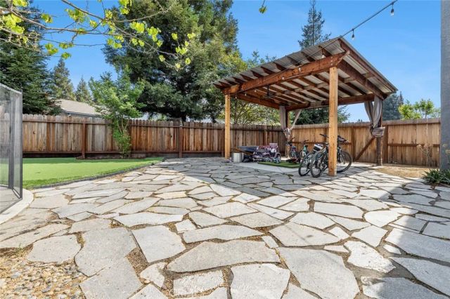 1977 Goshen Avenue, Clovis, CA 93611