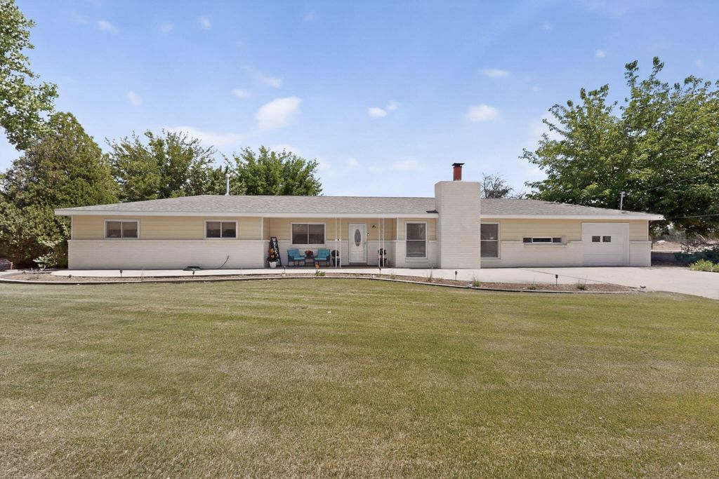 430 Abo Road, Bosque Farms, NM 87068