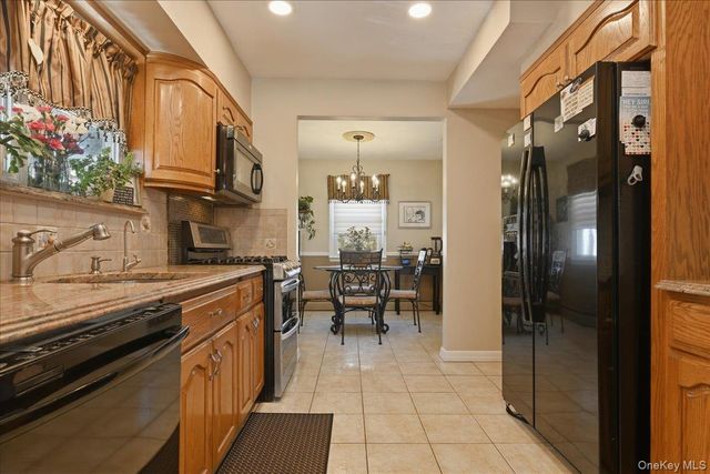 38 Pine Avenue, Floral Park, NY 11001