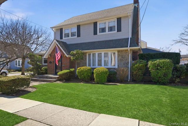 38 Pine Avenue, Floral Park, NY 11001