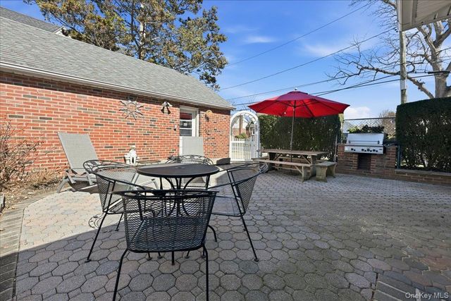 38 Pine Avenue, Floral Park, NY 11001