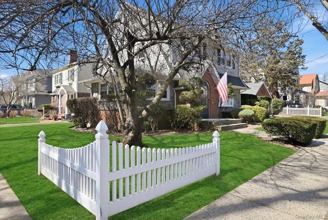 38 Pine Avenue, Floral Park, NY 11001