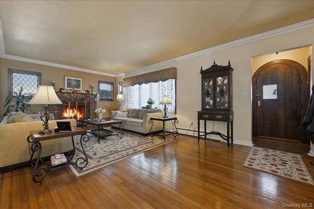 38 Pine Avenue, Floral Park, NY 11001