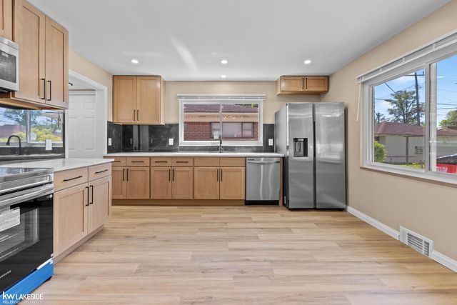 16504 Collinson Avenue, Eastpointe, MI 48021