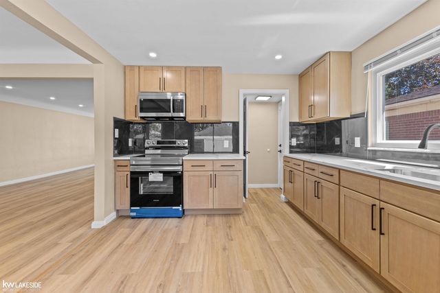 16504 Collinson Avenue, Eastpointe, MI 48021