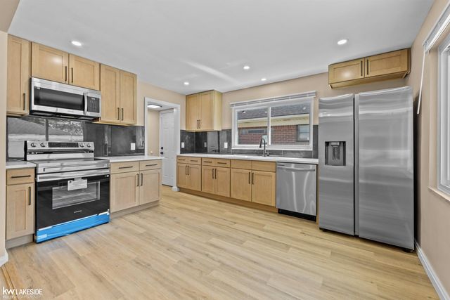 16504 Collinson Avenue, Eastpointe, MI 48021