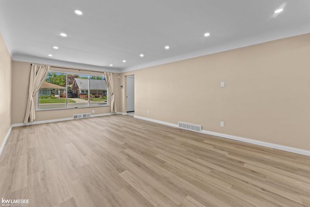 16504 Collinson Avenue, Eastpointe, MI 48021