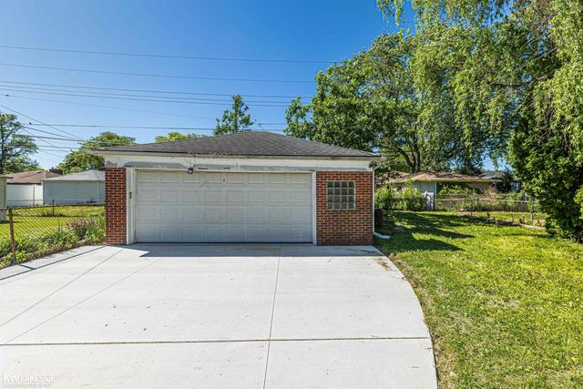 16504 Collinson Avenue, Eastpointe, MI 48021