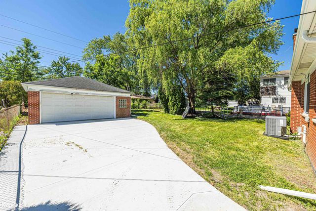 16504 Collinson Avenue, Eastpointe, MI 48021