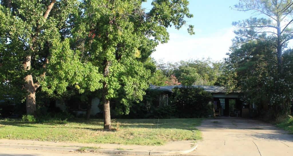 826 E Texas Street, Grapevine, TX 76051