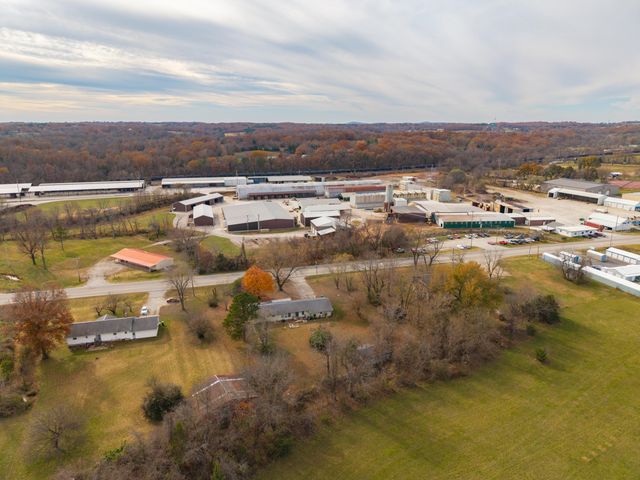 877 E Main Street, Willow Springs, MO 65793