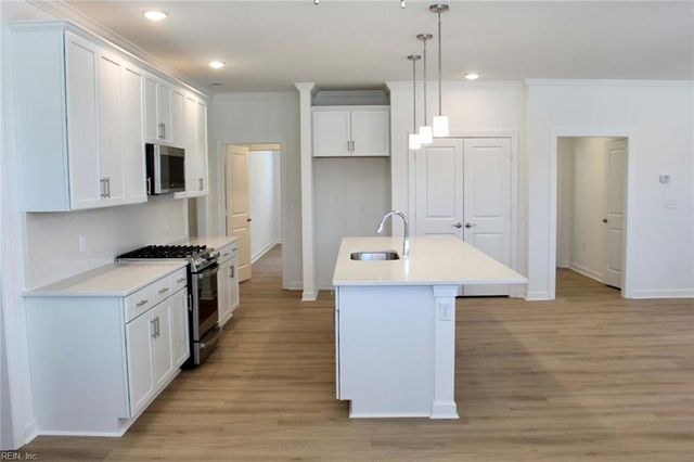 724 Crestfield DR, Chesapeake, VA 23320