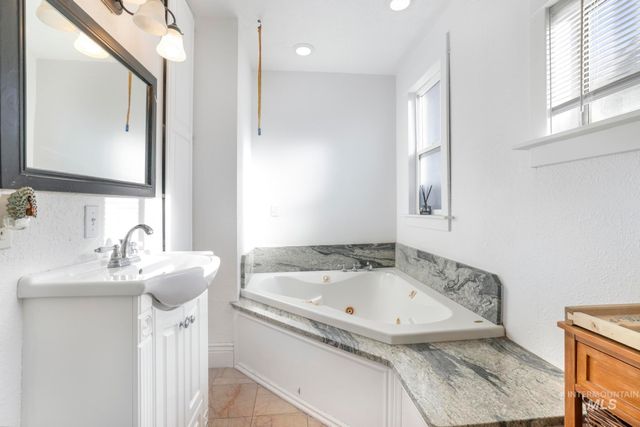 242 8th Ave E, Twin Falls, ID 83301